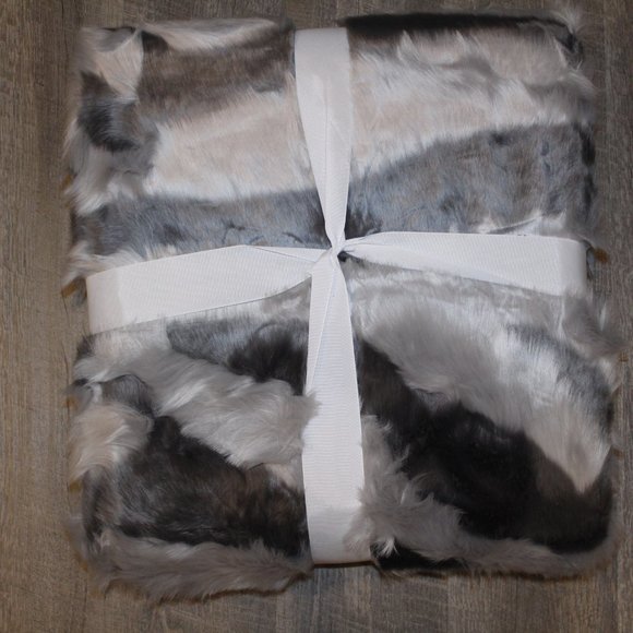 NWT‎ UGG SHAYLA ZEBRA FUR 50 X 70 THROW GRAY $168 - Picture 2 of 6